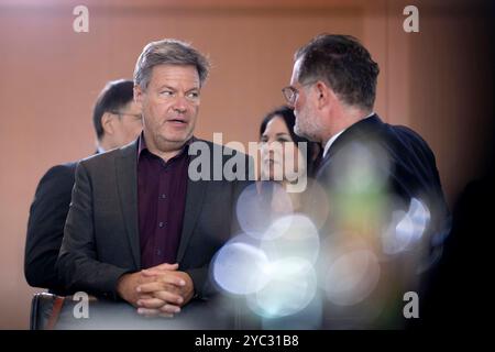 Habeck, Baerbock, Schmidt, Kabinettssitzung DEU, Deutschland, Deutschland, Berlin, 16.10.2024 Robert Habeck , Bundesminister für Wirtschaft und Klimaschutz und Vizekanzler, Buendnis 90 die Gruenen , Annalena Baerbock , Bundesaussenministerin Buendnis 90 die Gruenen und Wolfgang Schmidt , Chef des Bundeskanzleramtes SPD v.l.n.r. vor der Kabinettssitzung im Berliner Kanzleramt Bundeskanzleramt in Berlin 90 90 Stockfoto