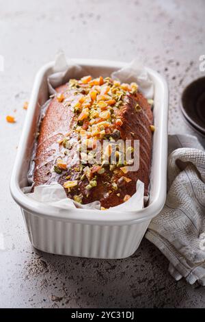 Marokkanischer Kuchen mit Orangen- und Nusspistazie. Stockfoto