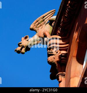 Nahaufnahme von Drachengargoyle(s) und Ziergegenständen auf dem Pierhead Building in Cardiff Bay, aufgenommen im Oktober 2024 Stockfoto