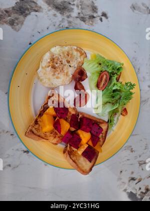 Frühstück, Ei mit Salat und Brot mit Obst Stockfoto