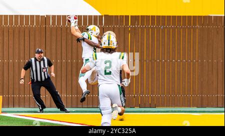 Edmonton, Kanada. Oktober 2024. Die University of Alberta Golden Bears Romeo Nash (9) fängt den Fußball in der Endzone für einen Touchdown als Jonathan Giustini (2). University of Alberta Golden Bears 37 - 38 University of Manitoba Bisons Credit: SOPA Images Limited/Alamy Live News Stockfoto