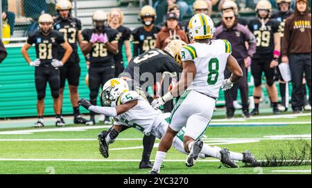 Edmonton, Kanada. Oktober 2024. Die University of Manitoba Bisons Braeden Smith (C) wird gerade von Charlie de Land (L) und Yohann Akale (R) der University of Alberta abgehalten. University of Alberta Golden Bears 37 - 38 University of Manitoba Bisons Credit: SOPA Images Limited/Alamy Live News Stockfoto