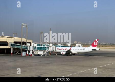 Fliegen Sie Jinnah-Flugzeuge am Flughafen Karachi Stockfoto