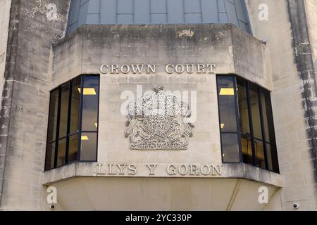 Eingang zum Swansea Crown Court und Wappen. County and City of Swansea, South Wales, Vereinigtes Königreich. Vom Oktober 2024. Herbst Stockfoto