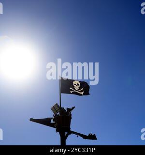 Jolly Roger Piratenfahne und Krähennest mit Sonnenfackeln, Barry Island, Vale of Glamorgan, Südwales, Großbritannien. Vom Oktober 2024. Herbst Stockfoto