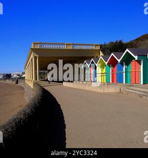 Einer der Pavillons und farbenfrohen Strandhütten, Whitmore Bay, Barry Island, Cardiff, Südwales, UK. Vom Oktober 2024. Herbst Stockfoto