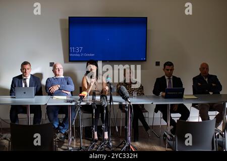 (Von links nach rechts) Solicitor Gavin Booth von Phoenix Law Solicitors, Opfer John McEvoy, Grainne Teggart stellvertretender Direktor von Amnesty International in Nordirland, Opfer Martina Dillon, Anwältin Darragh Mackin von Phoenix Law Solicitors und Opfer Peter McCarthy während einer Pressekonferenz von Amnesty International im MAC in Belfast, über die Regierung plant, gegen ein Gerichtsurteil in Bezug auf das Legacy Act Berufung einzulegen. Bilddatum: Montag, 21. Oktober 2024. Stockfoto