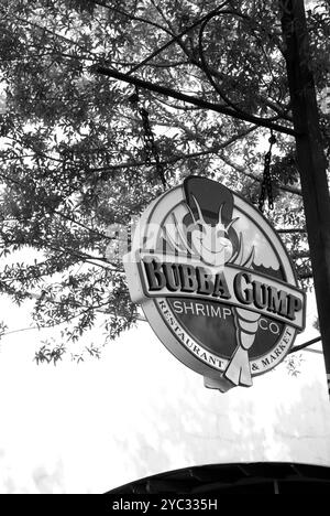 Bubba Gump Shrimp Co. Restaurantschild an der Market Street in Charleston, South Carolina, USA. Stockfoto