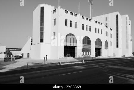 Johnson Hagood Stadium in der Zitadelle in Charleston, South Carolina, USA, mit klarem Himmel über dem Fußballfeld. Stockfoto