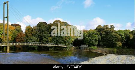 Blackweir Footbridge, Cardiff, South Wales, Großbritannien. Vom Oktober 2024. Herbst Stockfoto