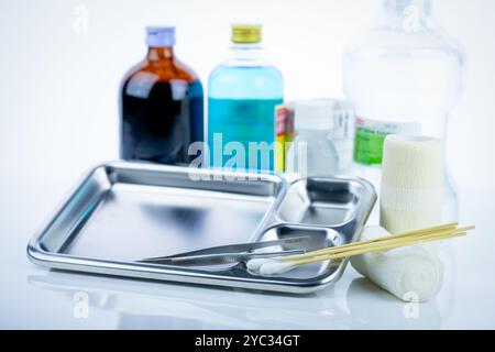 Medizinische Geräte zur Behandlung von Infektionen. Wundpflegeset. Medizinische Versorgung für Krankenschwestern. Conform Verband, Pinzette, Wattestäbchen, Alkohol. Stockfoto