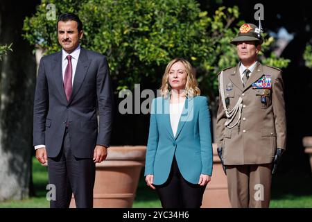 Rom, Italien. Oktober 2024. Premierminister Giorgia Meloni und der Emir von Katar Scheich Tamim bin Hamad al-Thani während des Treffens in der Villa Pamphilj, Rom, Montag, 21. Oktober 2024 (Foto: Roberto Monaldo/LaPresse) Credit: LaPresse/Alamy Live News Credit: LaPresse/Alamy Live News Stockfoto