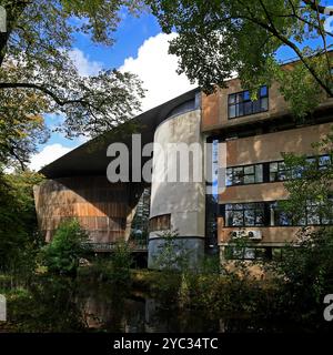 Blick vom Bute Park des Royal Welsh College of Music & Drama, Cardiff, South Wales, Großbritannien. Vom Oktober 2024. Herbst Stockfoto