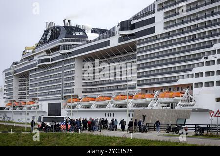 IJMUIDEN - Gegner während einer Aktion durch Extinction Rebellion um die Ankunft des Kreuzfahrtschiffs MSC Virtuosa an den IJmuiden Schleusen, um nach Amsterdam zu fahren. ANP RAMON VAN FLYMEN niederlande aus - belgien aus Stockfoto