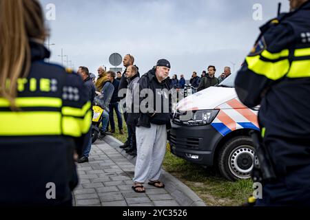 IJMUIDEN - Gegner während einer Aktion durch Extinction Rebellion um die Ankunft des Kreuzfahrtschiffs MSC Virtuosa an den IJmuiden Schleusen, um nach Amsterdam zu fahren. ANP RAMON VAN FLYMEN niederlande aus - belgien aus Stockfoto