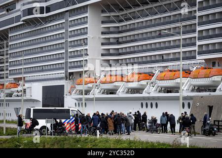 IJMUIDEN - Gegner während einer Aktion durch Extinction Rebellion um die Ankunft des Kreuzfahrtschiffs MSC Virtuosa an den IJmuiden Schleusen, um nach Amsterdam zu fahren. ANP RAMON VAN FLYMEN niederlande aus - belgien aus Stockfoto