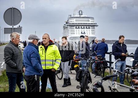 IJMUIDEN - Gegner während einer Aktion durch Extinction Rebellion um die Ankunft des Kreuzfahrtschiffs MSC Virtuosa an den IJmuiden Schleusen, um nach Amsterdam zu fahren. ANP RAMON VAN FLYMEN niederlande aus - belgien aus Stockfoto