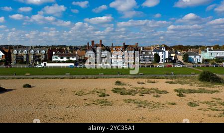 Blick aus der Vogelperspektive vom Walmer Beach in Richtung Strand und Liverpool Road, Walmer, Deal, Kent Stockfoto