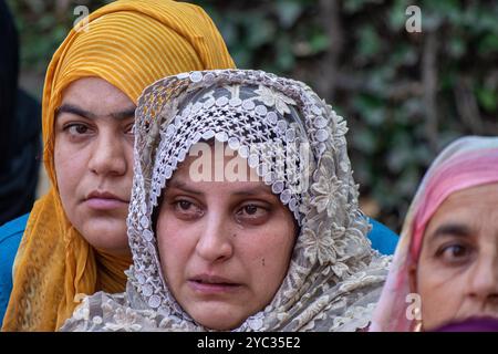 Kaschmir, Srinagar. Oktober 2024. Kaschmirfrauen trauern in der Nähe der Leiche eines kaschmirischen Arztes Shahnawaz Ahmed dar in seinem Heimatdorf Naidgam im Distrikt Budgam, südwestlich von Srinagar. Shahnawaz wurde getötet, nachdem mutmaßliche Militante das Feuer auf das Lager eröffneten, in dem Arbeiter einer Privatfirma untergebracht waren, die am Bau eines Tunnels im Bezirk Ganderbal in Kaschmir arbeitete. Sieben Menschen wurden erschossen, fünf weitere wurden bei einem mutmaßlichen militanten Angriff in Jammu und Kaschmir's Ganderbal am Sonntag verletzt. Quelle: SOPA Images Limited/Alamy Live News Stockfoto