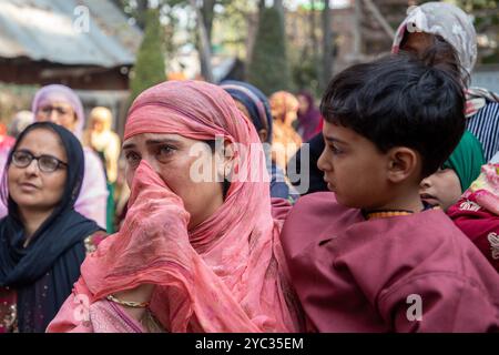 Kaschmir, Srinagar. Oktober 2024. Kaschmirfrauen trauern in der Nähe der Leiche eines kaschmirischen Arztes Shahnawaz Ahmed dar in seinem Heimatdorf Naidgam im Distrikt Budgam, südwestlich von Srinagar. Shahnawaz wurde getötet, nachdem mutmaßliche Militante das Feuer auf das Lager eröffneten, in dem Arbeiter einer Privatfirma untergebracht waren, die am Bau eines Tunnels im Bezirk Ganderbal in Kaschmir arbeitete. Sieben Menschen wurden erschossen, fünf weitere wurden bei einem mutmaßlichen militanten Angriff in Jammu und Kaschmir's Ganderbal am Sonntag verletzt. Quelle: SOPA Images Limited/Alamy Live News Stockfoto