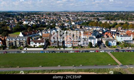 Blick aus der Vogelperspektive vom Walmer Beach in Richtung Strand und Liverpool Road, Walmer, Deal, Kent Stockfoto