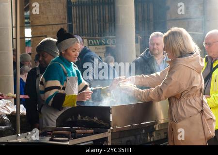 Stroud, eine wohlhabende Stadt in Cotswold in Gloucestershire, UK BBQ-Stände Stockfoto