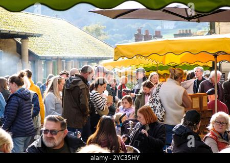 Stroud, eine wohlhabende Stadt in Cotswold in Gloucestershire, Großbritannien, Samstag ist Market Day Stockfoto