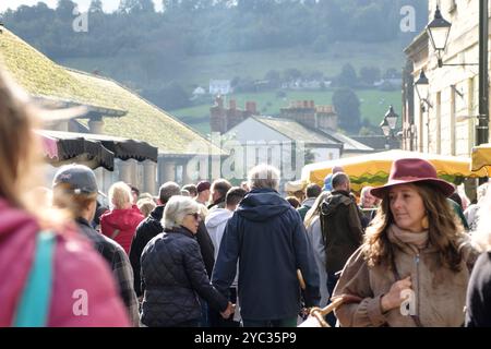 Stroud, eine wohlhabende Stadt in Cotswold in Gloucestershire, Großbritannien, Samstag ist Market Day Stockfoto