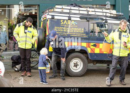 Stroud, eine wohlhabende Stadt in Cotswold in Gloucestershire, Großbritannien, sammelt für die SARA Severn Area Rescue Association Stockfoto