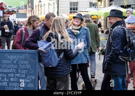 Stroud, eine wohlhabende Stadt in Cotswold in Gloucestershire, Großbritannien, trifft Leute auf dem saturday Farmers Market Stockfoto