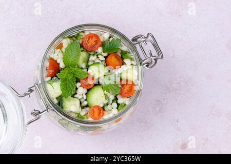 Tabbouleh Salat nationale traditionelle Speisen im Nahen Osten. Gesundes vegetarisches Essen. Muslimische Familienessen, Ramadan, iftar. Arabische Küche. Draufsicht. Hallo Stockfoto