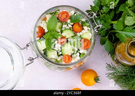 Tabbouleh Salat nationale traditionelle Speisen im Nahen Osten. Gesundes vegetarisches Essen. Muslimische Familienessen, Ramadan, iftar. Arabische Küche. Draufsicht. Hallo Stockfoto