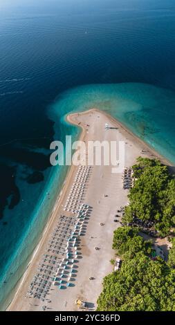 Auf der Insel Brac erstreckt sich ein atemberaubender Sandstrand in die kristallklare Adria, der Besucher zum Entspannen unter der Sonne einlädt. Üppiges Grün trifft sich Stockfoto