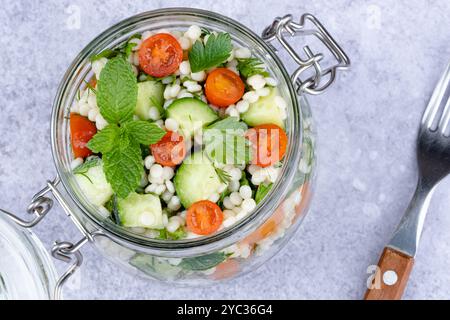 Tabbouleh Salat nationale traditionelle Speisen im Nahen Osten. Gesundes vegetarisches Essen. Muslimische Familienessen, Ramadan, iftar. Arabische Küche. Draufsicht. Hallo Stockfoto