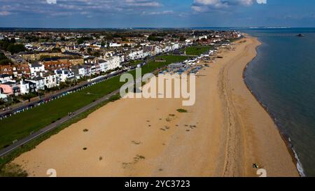 Blick aus der Vogelperspektive auf Walmer Green, Blick auf Downs Sailing Club, Walmer Lifeboat Station und Deal Pier. Stockfoto