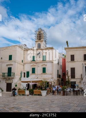 Polignano a Mare Italien 18. September 2024, im Herzen von Apulien treffen sich Einheimische und Besucher um einen bezaubernden Platz, der von historischen Gebäuden umgeben ist. Stockfoto