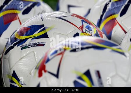 Das Logo der italienischen Fußballliga „Lega Serie A“ ist während des Fußballspiels der Serie A zwischen AS Roma und dem FC Internazionale im Olimpico-Stadion in Rom (Italien) am 20. Oktober 2024 auf einem offiziellen Liga-Ball aufgedruckt. Stockfoto