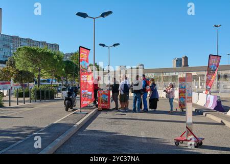 Marseille. Frankreich - 21. Oktober 2024: Das Bild zeigt eine Menge Touristen, die auf der Straße anstehen, um Tickets für den Marseille Tourbus zu kaufen. Anmeldung Stockfoto