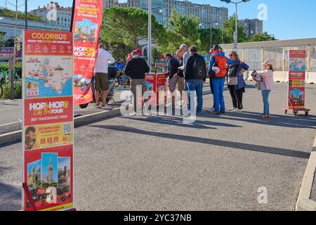 Marseille. Frankreich - 21. Oktober 2024: Touristen treffen sich auf der Straße und warten darauf, ihre Tickets für den Marseille Tourbus zu kaufen. Die Szene ist lebhaft Stockfoto