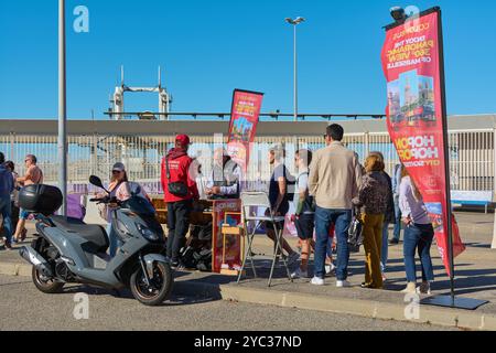 Marseille. Frankreich - 21. Oktober 2024: Eine Gruppe von Menschen wartet auf der Straße, um Tickets für den Touristenbus in Marseille zu kaufen. Verschiedene Schilder Adv Stockfoto