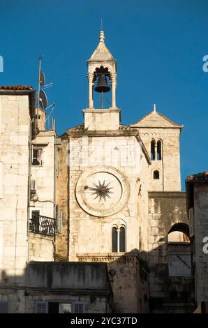 Die Uhr der Altstadt – Stari gradski saß (Ura) auf dem Platz des Volkes (Narodni Trg). Renaissance-Uhr auf romanischem Turm mit wunderschönem Glockenturm oben. Trennen. Kroatien. (138) Stockfoto