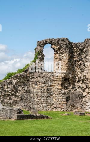 Yorkshire, Vereinigtes Königreich – 23. Juli 2024: Die Halle von der inneren Vorburg aus gesehen, Conisbrough Castle, eine mittelalterliche Festung aus dem 12. Jahrhundert Stockfoto