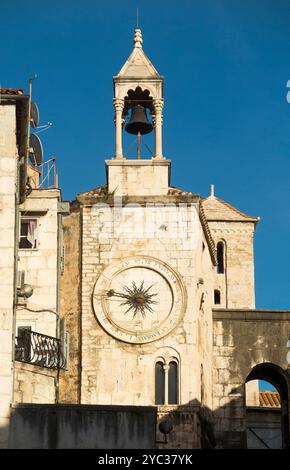 Die Uhr der Altstadt – Stari gradski saß (Ura) auf dem Platz des Volkes (Narodni Trg). Renaissance-Uhr auf romanischem Turm mit wunderschönem Glockenturm oben. Trennen. Kroatien. (138) Stockfoto