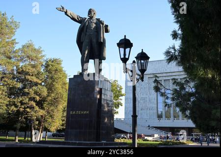 KIRGISISTAN, Hauptstadt Bischkek, W.I. Lenin Statue, die 1984 während des 60. Jahrestages der kirgisischen Sozialistischen Sowjetrepublik errichtet wurde, steht heute hinter dem Museum für Nationalgeschichte / KIRGISTAN, Hauptsstadt Bischkek, bis 1991 Frunse, Wladimir Iljitsch Lenin Statue am Musem für Nationalgeschichte Stockfoto