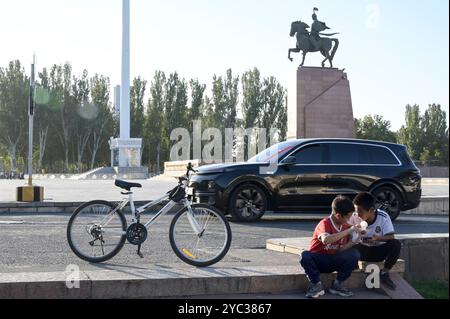 KIRGISISTAN, Hauptstadt Bischkek, Ala Too Platz mit Manas Statue / KIRGISTAN, Hauptsstadt Bischkek, bis 1991 Frunse, Ala-Too-Platz mit Manas Statue Stockfoto