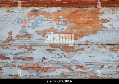 Alte Bretter mit blauer Rissfarbe bedeckt. Natürlicher Hintergrund Stockfoto