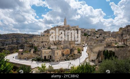 Eingebettet in die Hügel Apuliens, bietet Matera alte Steinhäuser und verwinkelte Gassen, die in goldenes Sonnenlicht getaucht sind. Eine atemberaubende Mischung aus Geschichte und landschaftlicher Schönheit schafft eine bezaubernde Atmosphäre. Stockfoto
