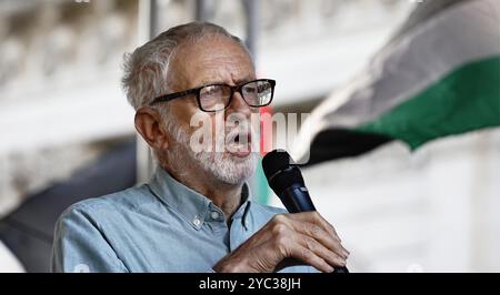 England, London, Whitehall, 5. Oktober 2024. Jeremy Corbyn, unabhängiger Abgeordneter von Islington North, sprach bei einer pro-palästinensischen Kundgebung außerhalb der Downing Street. Stockfoto