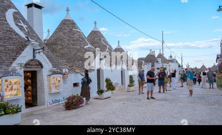 Alberobello Italien 18. September 2024 Besucher schlendern durch die malerischen Straßen von Alberobello und bestaunen die einzigartigen Trullihäuser Stockfoto