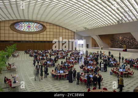 Vatikan. Oktober 2024. **NO LIBRI** Italien, Rom, Vatikan, 21.10.2024.Papst Franziskus nimmt an einer Sitzung der 16. Generalversammlung der Bischofssynode im Saal Paul VI im Vatikan Teil. Foto von ALESSIA GIULIANI /Catholic Press Photo Credit: Independent Photo Agency Srl/Alamy Live News Stockfoto